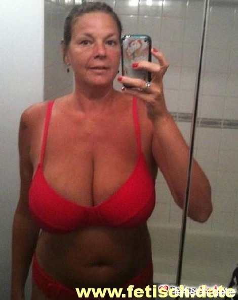 Braune Haare, Mollig, Füssen, große brüste, GILF, MILF