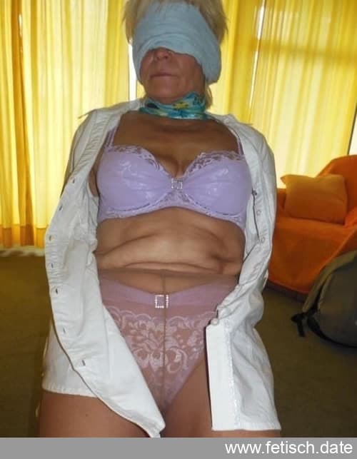 Devote Oma in Unterwäsche wartet auf Ihr Dating